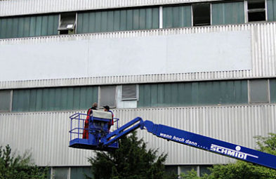 Die Fassade nach der Remontage der Fassadenbleche – alles wie vorher