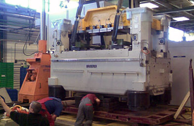 Presse-Kopf wird mit Portalkran vom Pressetisch getrennt